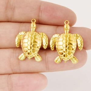 Gold sea turtle pendant in stainless steel with detailed shell engraving for DIY jewelry