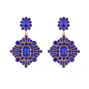 Makroaufnahme von Vintage-Ohrringen mit mehrlagigen blauen geometrischen Strasssteinen