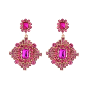 Elegante goldene Ohrringe mit magentafarbenen Kristallen in geometrischem Design