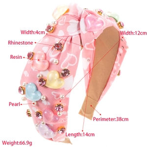 Serre-tête large en tissu rose avec motifs cœurs, perles et strass brillants décorés