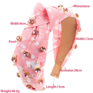 Serre-tête rose à motif cœur avec perles et strass montré sous un angle de 45 degrés