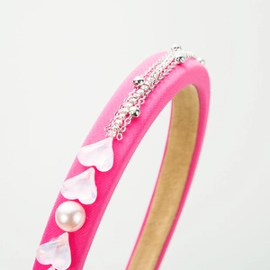 Rosa Satin-Haarreifen mit Herz-Strass und Perlen für einen eleganten High-Skull-Look