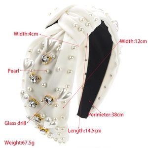 Serre-tête baroque rembourré avec perles blanches et cristaux en cœur sur tissu blanc