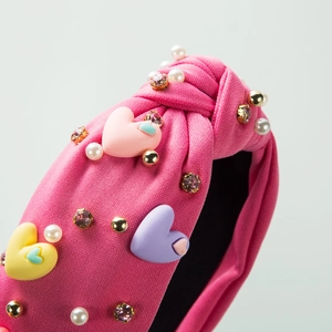 Bandeau fuchsia en tricot avec cœurs 3D, perles et strass scintillants