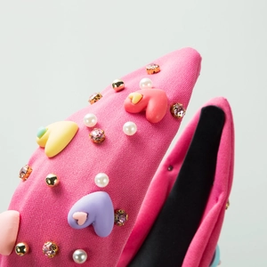 Serre-tête en tricot rose avec cœurs colorés, perles et strass de style baroque chic