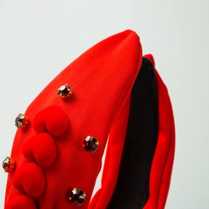 Barocker roter Herz-Haarreif mit funkelnden Kristallen und hochwertiger Stofftextur