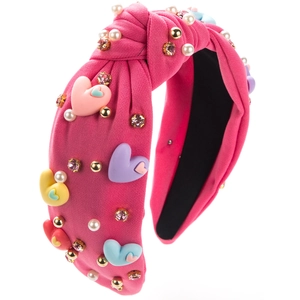 Détail d'un bandeau noué rose avec cœurs colorés, perles et cristaux brillants