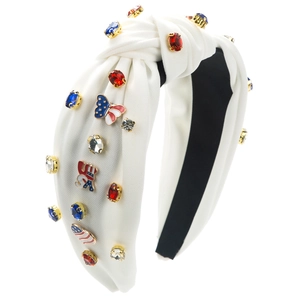 Détail d'un serre-tête noué blanc USA avec cristaux rouges bleus et papillon en émail