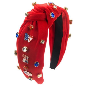 Gros plan sur bandeau noué rouge avec breloques USA en émail et strass brillants