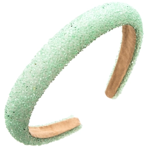 Détail d'un serre-tête rembourré vert menthe avec perles de cristal et doublure en daim