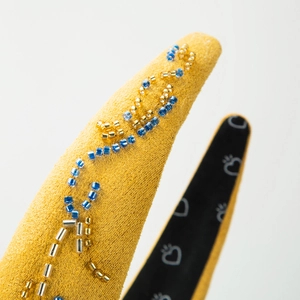 Serre-tête en velours jaune fait main avec broderie complexe de perles bleues et dorées