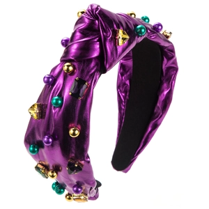 Detail eines lila metallischen Knotenstirnbandes mit Perlen und glitzernden Strasssteinen
