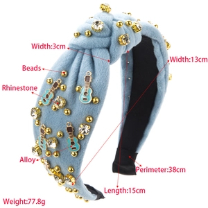 Serre-tête élégant en tissu bleu avec perles dorées, strass et breloques guitare