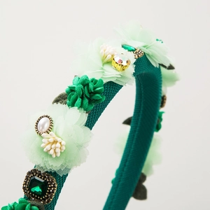 Grüner Stoff-Haarreif mit Chiffon-Blumen, Smaragd-Strasssteinen und edlen Perlen