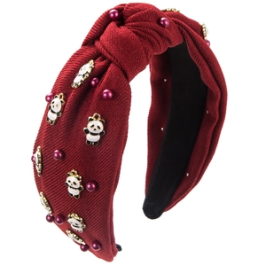Détail du serre-tête bordeaux en velours avec pendentifs panda et perles nacrées