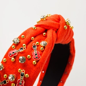 Serre-tête noeud en tissu rouge élégant avec strass et détails de breloque guitare