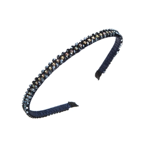 Dettaglio di un cerchietto sottile con cristalli blu navy e trama in raso in macro