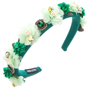 Makro-Detail von dunkelgrünem Haarreif mit Chiffon-Blüten, Strass und Hand Made Etikett