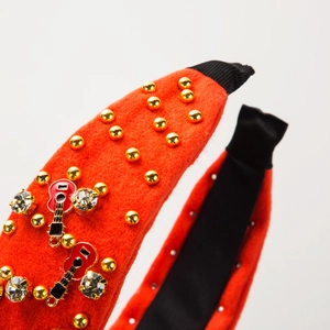 Serre-tête élégant en velours orange avec rivets dorés, strass et breloques guitare