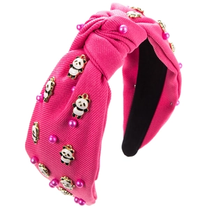 Détail du serre-tête large noué en velours magenta avec breloques panda émaillées
