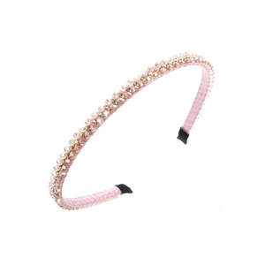Dettaglio del cerchietto in cristallo rosa con strass scintillanti e fodera satin