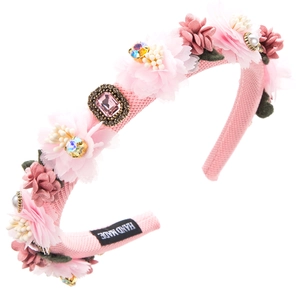 Detailansicht eines handgemachten rosa Blumenstirnbands mit Strasssteinen und Perlen