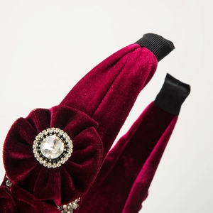 Exquisiter burgunderroter Samt-Haarreif mit handgefertigten Blumen und Strasssteinen