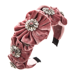 Detail eines rosa Samt-Stirnbands mit handgefertigten Strass-Blumenverzierungen