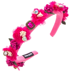 Detail eines handgefertigten Blumenstirnbands mit Kamelien, Perlen und Strasssteinen