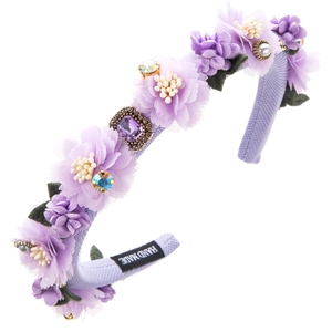 Detail des handgefertigten lila Kamelien-Haarreifs mit Chiffon-Blumen und Kristallen