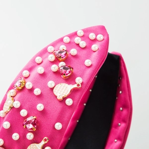 Serre-tête baroque tricoté rose avec perles, cristaux de cœur et breloques de raquette