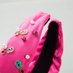 Barokke roze geknoopte haarband met kleurrijke gitaarbedeltjes, parels en strass