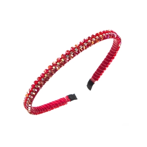 Elegante cerchietto sottile con cristalli rossi e strass da donna su sfondo bianco