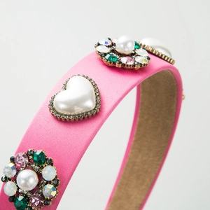 Barock-Haarreif aus rosa Satin mit weißen Herzperlen und bunten Strass-Blumenclustern