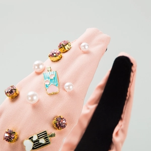 Cerchietto barocco in tessuto rosa con strass, perle e ciondoli a gelato