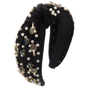 Détail d'un serre-tête noué baroque avec perles blanches et charme de raquette