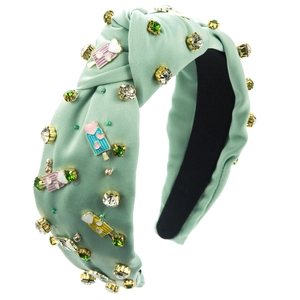 Dettaglio macro del cerchietto in raso verde menta con strass cuciti a mano e ciondoli a gelato