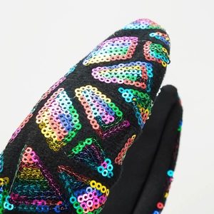 Funkelndes breites Stirnband mit bunten Regenbogen-Pailletten und geometrischem Muster