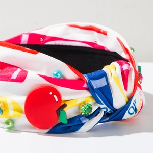 Diadema de nudo con estampado colorido, dije de manzana y gemas verdes brillantes