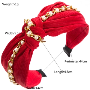 Roter Plissee-Haarreif mit goldener Metallkette und weißen Perlen in eleganter 45-Grad-Ansicht