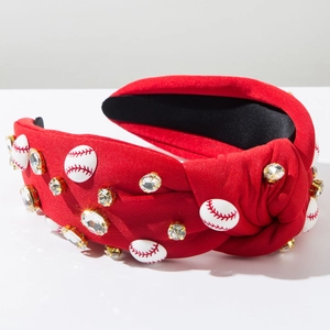 Detailaufnahme von rotem Stoffstirnband mit Baseball-Perlen und glänzenden Strasssteinen