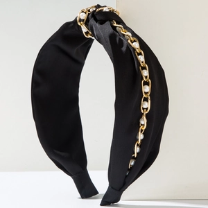 Modischer Haarreif aus schwarzem Satin mit Goldkette und weißen Perlendetails