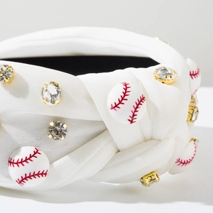 Detail eines weißen Knotenstirnbands mit Strasssteinen und Baseball-Verzierungen