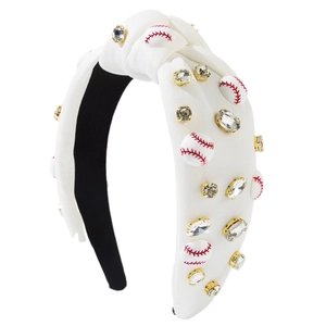 Detail eines weißen Knotenstirnbands mit Baseball-Anhängern und funkelnden Strasssteinen