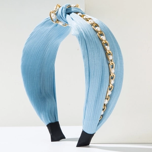 Nahaufnahme des hellblauen Stoff-Haarreifens mit goldener Kette und Perlen-Detail