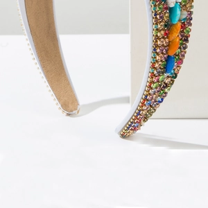 Détail du serre-tête bohème avec strass colorés, turquoise et doublure en daim
