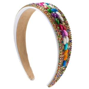 Serre-tête bohème avec perles de turquoise colorées et strass sur fond blanc