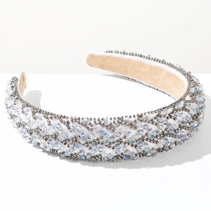 Vue détaillée du serre-tête en satin blanc avec cristaux et perles bleues faits à la main