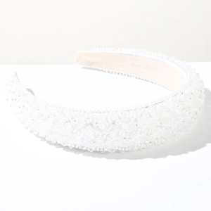 Détail de perles de cristal blanches faites à la main sur un bandeau large