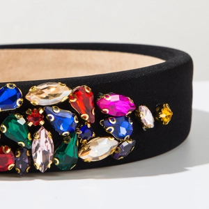 Vue détaillée de strass colorés sur un large serre-tête rembourré en tissu noir